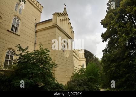 Schloss Chyse in Tschechien, Europa ist ein Herrenhaus aus dem 12. Jahrhundert, das in der Mitte des 20. Jahrhunderts von der Familie Lasansky renoviert wurde. Stockfoto