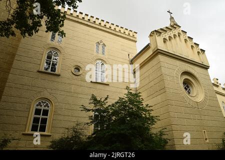 Schloss Chyse in Tschechien, Europa ist ein Herrenhaus aus dem 12. Jahrhundert, das in der Mitte des 20. Jahrhunderts von der Familie Lasansky renoviert wurde. Stockfoto