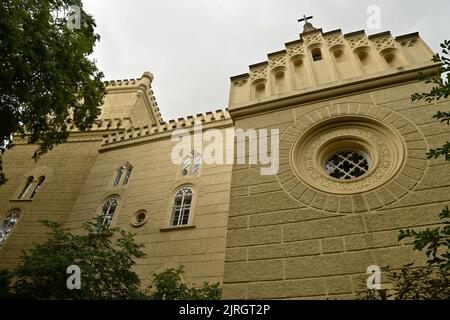 Schloss Chyse in Tschechien, Europa ist ein Herrenhaus aus dem 12. Jahrhundert, das in der Mitte des 20. Jahrhunderts von der Familie Lasansky renoviert wurde. Stockfoto