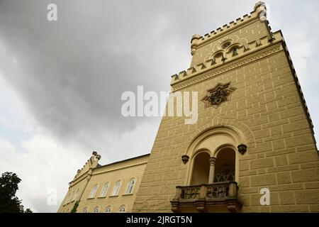 Schloss Chyse in Tschechien, Europa ist ein Herrenhaus aus dem 12. Jahrhundert, das in der Mitte des 20. Jahrhunderts von der Familie Lasansky renoviert wurde. Stockfoto