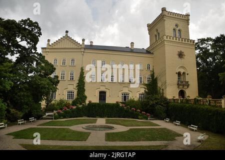 Schloss Chyse in Tschechien, Europa ist ein Herrenhaus aus dem 12. Jahrhundert, das in der Mitte des 20. Jahrhunderts von der Familie Lasansky renoviert wurde. Stockfoto