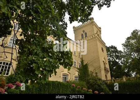 Schloss Chyse in Tschechien, Europa ist ein Herrenhaus aus dem 12. Jahrhundert, das in der Mitte des 20. Jahrhunderts von der Familie Lasansky renoviert wurde. Stockfoto