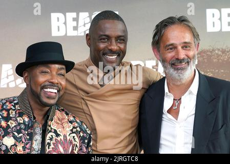 (Von links nach rechts) will Packer, Idris Elba und Baltasar Kormakur kommen zu einer Sondervorführung von Beast im Hackney Picturehaus in London. Bilddatum: Mittwoch, 24. August 2022. Stockfoto