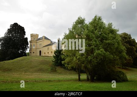 Schloss Chyse in Tschechien, Europa ist ein Herrenhaus aus dem 12. Jahrhundert, das in der Mitte des 20. Jahrhunderts von der Familie Lasansky renoviert wurde. Stockfoto