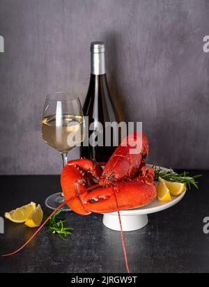 Food Fotografie von Hummer, Wein, Meeresfrüchten, Zitrone, Rosmarin Stockfoto