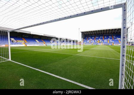 Birkenhead, Großbritannien. 24. August 2022. Ein allgemeiner Blick auf das Innere des Prenton Park Stadions, Heimat des Fußballvereins Tranmere Rovers vor dem Spiel. EFL Carabao Cup round 2 match, Tranmere Rovers gegen Newcastle Utd im Prenton Park in Birkenhead, The Wirral am Mittwoch, 24.. August 2022. Dieses Bild darf nur für redaktionelle Zwecke verwendet werden. Nur zur redaktionellen Verwendung, Lizenz für kommerzielle Nutzung erforderlich. Keine Verwendung in Wetten, Spielen oder einem einzigen Club / Liga / Spieler Publikationen. PIC von Chris Stading / Andrew Orchard Sport Fotografie / Alamy Live News Kredit: Andrew Orchard Sport Fotografie / Alamy Live News Stockfoto