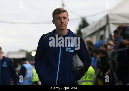 Birkenhead, Großbritannien. 24. August 2022. Matt Targett von Newcastle United kommt im Stadion an. EFL Carabao Cup round 2 match, Tranmere Rovers gegen Newcastle Utd im Prenton Park in Birkenhead, The Wirral am Mittwoch, 24.. August 2022. Dieses Bild darf nur für redaktionelle Zwecke verwendet werden. Nur zur redaktionellen Verwendung, Lizenz für kommerzielle Nutzung erforderlich. Keine Verwendung in Wetten, Spielen oder einem einzigen Club / Liga / Spieler Publikationen. PIC von Chris Stading / Andrew Orchard Sport Fotografie / Alamy Live News Kredit: Andrew Orchard Sport Fotografie / Alamy Live News Stockfoto