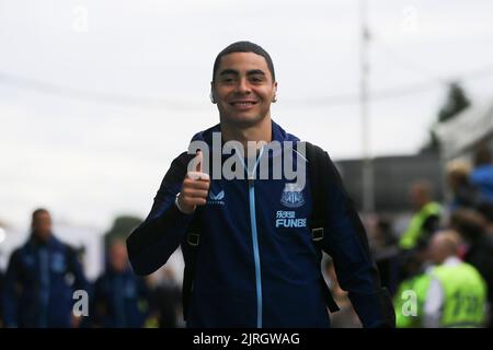 Birkenhead, Großbritannien. 24. August 2022. Miguel Almiron von Newcastle United kommt im Stadion an. EFL Carabao Cup round 2 match, Tranmere Rovers gegen Newcastle Utd im Prenton Park in Birkenhead, The Wirral am Mittwoch, 24.. August 2022. Dieses Bild darf nur für redaktionelle Zwecke verwendet werden. Nur zur redaktionellen Verwendung, Lizenz für kommerzielle Nutzung erforderlich. Keine Verwendung in Wetten, Spielen oder einem einzigen Club / Liga / Spieler Publikationen. PIC von Chris Stading / Andrew Orchard Sport Fotografie / Alamy Live News Kredit: Andrew Orchard Sport Fotografie / Alamy Live News Stockfoto