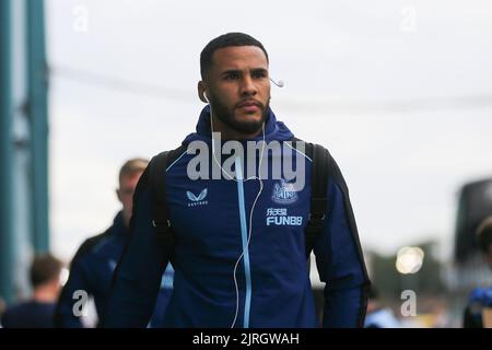 Birkenhead, Großbritannien. 24. August 2022. Jamaal Lascelles aus Newcastle United kommt im Stadion an. EFL Carabao Cup round 2 match, Tranmere Rovers gegen Newcastle Utd im Prenton Park in Birkenhead, The Wirral am Mittwoch, 24.. August 2022. Dieses Bild darf nur für redaktionelle Zwecke verwendet werden. Nur zur redaktionellen Verwendung, Lizenz für kommerzielle Nutzung erforderlich. Keine Verwendung in Wetten, Spielen oder einem einzigen Club / Liga / Spieler Publikationen. PIC von Chris Stading / Andrew Orchard Sport Fotografie / Alamy Live News Kredit: Andrew Orchard Sport Fotografie / Alamy Live News Stockfoto