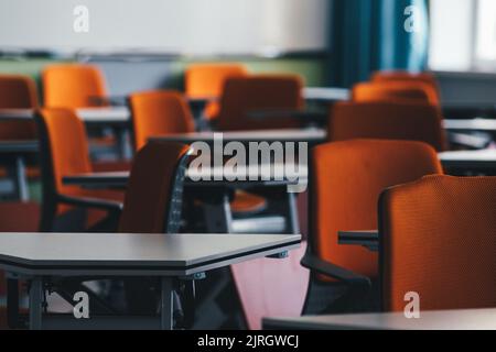 Leere Tische und Stühle im Café im Innenbereich Stockfoto