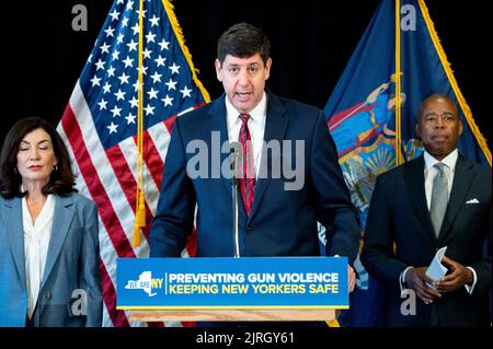 New York, Usa. 24. August 2022. Steve Dettelbach, Direktor des Büros für Alkohol, Tabak, Feuerwaffen und Sprengstoffe (ATF), sprach bei einer Sitzung der Task Force gegen illegale Waffen, die im Hauptquartier des High Intensity Drug Trafficking Area (HIDTA) in New York City abgehalten wurde. Kredit: SOPA Images Limited/Alamy Live Nachrichten Stockfoto