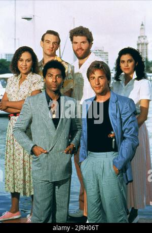 Vorne: PHILIP MICHAEL THOMAS, Don Johnson, ZURÜCK: OLIVIA BROWN, JOHN DIEHL, MICHAEL TALBOTT, SAUNDRA SANTIAGO, MIAMI VICE, 1984 Stockfoto