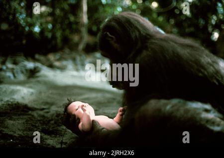 AFFE MIT MENSCHLICHEM BABY, GREYSTOKE: DIE LEGENDE VON TARZAN, DEM HERRN DER AFFEN, 1984 Stockfoto