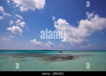 Fantastische Aussicht auf die Lagune von Balos mit magischem türkisfarbenem Wasser auf der Insel Gramvousa auf Kreta, Griechenland Stockfoto