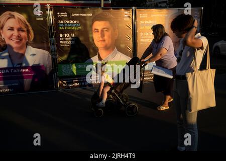 Moskau, Russland. 24. vom August 2022. Die Anwohner werden bei der Werbung Banner der Kandidaten der Abgeordneten der Partei des Vereinigten Russlands während der Wahlkampagne der Abgeordneten der Gemeinden der Stadt Moskau, Russland gesehen Stockfoto