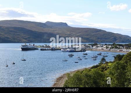 August 2022. Die Autofähre mit dem MV Loch Seaforth kommt von Stornoway an der Westküste Schottlands in Ullapool an Stockfoto