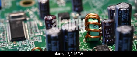 Detail von elektronischen Komponenten über Computer-Mainboard. Langes Banner Web-Bild Stockfoto