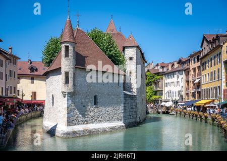 Annecy, Frankreich - 22. Juli 2022: Die Kapelle des Palais de l'Ile. Der Palast, der oft als „Haus in Form eines Schiffes“ beschrieben wird, war ein Gefängnis, Stockfoto