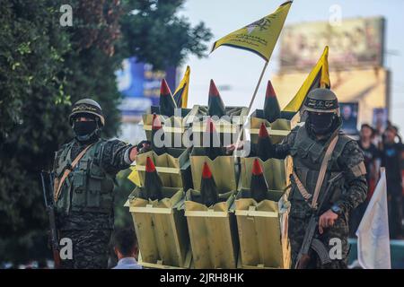 Rafah, Palästinensische Gebiete. 24. August 2022. Palästinensische Kämpfer der Bewegung des Islamischen Jihad nehmen an einer Anti-Israel-Kundgebung in Rafah Teil. Kredit: Mohammed Talatene/dpa/Alamy Live Nachrichten Stockfoto