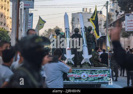 Rafah, Palästinensische Gebiete. 24. August 2022. Palästinensische Kämpfer der Bewegung des Islamischen Jihad nehmen an einer Anti-Israel-Kundgebung in Rafah Teil. Kredit: Mohammed Talatene/dpa/Alamy Live Nachrichten Stockfoto