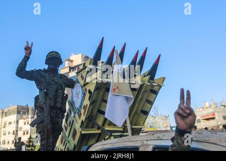 Rafah, Palästinensische Gebiete. 24. August 2022. Palästinensische Kämpfer der Bewegung des Islamischen Jihad nehmen an einer Anti-Israel-Kundgebung in Rafah Teil. Kredit: Mohammed Talatene/dpa/Alamy Live Nachrichten Stockfoto