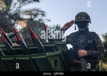 Rafah, Palästinensische Gebiete. 24. August 2022. Ein palästinensischer Kämpfer der Islamischen Dschihad-Bewegung nimmt an einer Anti-Israel-Kundgebung in Rafah Teil. Kredit: Mohammed Talatene/dpa/Alamy Live Nachrichten Stockfoto