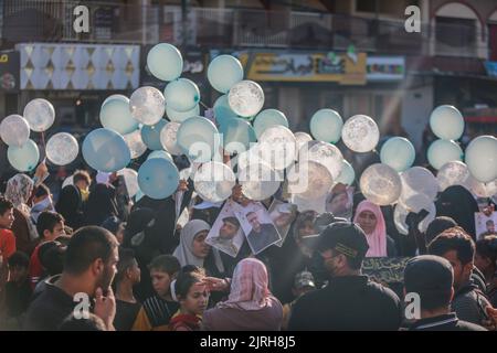 Rafah, Palästinensische Gebiete. 24. August 2022. Palästinenser nehmen an einer antiisraelischen Kundgebung in Rafah Teil, die von Kämpfern der Bewegung des Islamischen Jihad organisiert wird. Kredit: Mohammed Talatene/dpa/Alamy Live Nachrichten Stockfoto