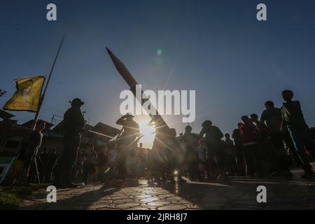 Rafah, Palästinensische Gebiete. 24. August 2022. Palästinensische Kämpfer der Bewegung des Islamischen Jihad nehmen an einer Anti-Israel-Kundgebung in Rafah Teil. Kredit: Mohammed Talatene/dpa/Alamy Live Nachrichten Stockfoto