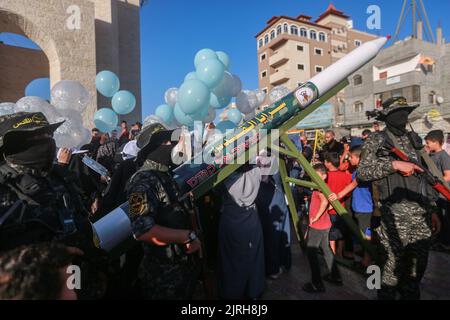 Rafah, Palästinensische Gebiete. 24. August 2022. Palästinensische Kämpfer der Bewegung des Islamischen Jihad nehmen an einer Anti-Israel-Kundgebung in Rafah Teil. Kredit: Mohammed Talatene/dpa/Alamy Live Nachrichten Stockfoto