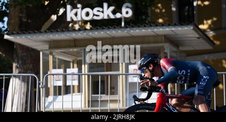 Weimar, Deutschland. 24. August 2022. Radfahren: Deutschland-Rundfahrt, Weimar, 2,6 km, Prolog, Einzelzeitfahren. Egan Bernal vom Team INEOS Grenadiers auf dem Platz. Quelle: Hendrik Schmidt/dpa/Alamy Live News Stockfoto