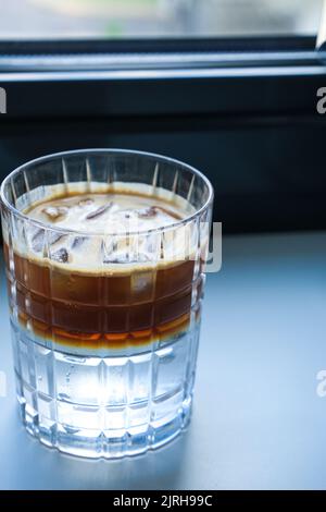 Isoliertes Glas kalten Espresso Tonic Kaffee mit Eis, Getränke und Sommergetränke Erfrischung auf minimalem Hintergrund Stockfoto