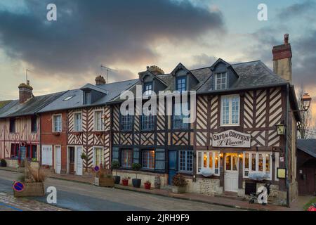 Typische Holzrahmenbauten im Dorfzentrum. Beuvron-en-Auge ist eines der schönsten Dörfer Frankreichs. BEUVRON-EN-AUGE, FRANKREICH, AUGUST 22 Stockfoto