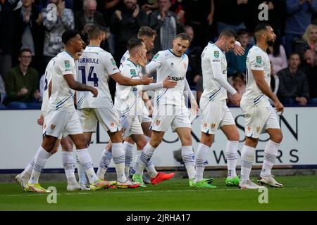 Birkenhead, Großbritannien. 24. August 2022. Elliott Nevitt #20 von Tranmere Rovers feiert das Tor, um seine Seite 1-0 in Birkenhead, Großbritannien, am 8/24/2022 zu stellen. (Foto von Steve Flynn/News Images/Sipa USA) Quelle: SIPA USA/Alamy Live News Stockfoto