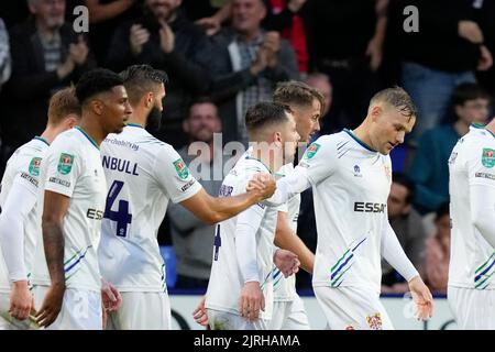 Birkenhead, Großbritannien. 24. August 2022. Jordan Turnbull #14 von Tranmere Rovers feiert am 8/24/2022 mit Torschützenkönig Elliott Nevitt in Birkenhead, Großbritannien. (Foto von Steve Flynn/News Images/Sipa USA) Quelle: SIPA USA/Alamy Live News Stockfoto