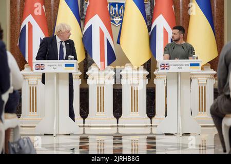 Lviv, Ukraine. 24. August 2022. Der ukrainische Präsident Wolodymyr Zelenskyy, rechts, während einer gemeinsamen Pressekonferenz mit dem scheidenden britischen Premierminister Boris Johnson, links, am 24. August 2022 im Mariinsky-Palast in Kiew, Ukraine. Quelle: Sarsenov Daniiar/Ukraine Presidency/Alamy Live News Stockfoto