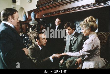 DONALD CHURCHILL, Ian Richardson, Denholm Elliott, Martin Shaw, GLYNIS BARBER, der Hund der Baskervilles, 1983 Stockfoto