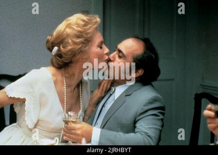 SHIRLEY MACLAINE, Danny Devito, Zuneigung, 1983 Stockfoto