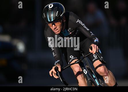 Weimar, Deutschland. 24. August 2022. Radfahren: Deutschland-Rundfahrt, Weimar, 2,6 km, Prolog, Einzelzeitfahren. Romain Bardet vom Team DSM auf der Strecke. Quelle: Hendrik Schmidt/dpa/Alamy Live News Stockfoto