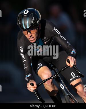 Weimar, Deutschland. 24. August 2022. Radfahren: Deutschland-Rundfahrt, Weimar, 2,6 km, Prolog, Einzelzeitfahren. Romain Bardet vom Team DSM auf der Strecke. Quelle: Hendrik Schmidt/dpa/Alamy Live News Stockfoto