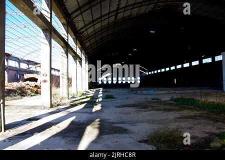 Alte verlassene und verfallende Fabrik, jetzt ist alles durch Rost korrodiert und die Zeit zersetzt alles Stockfoto
