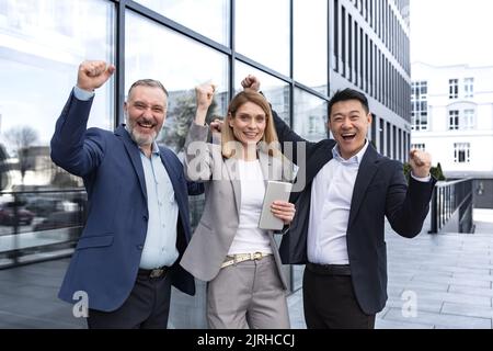 Erfolg Happy Group Business People freuten sich über den Blick auf die Kamera nach dem erfolgreichen Abschluss des Projekts und lächelnd Portrait Diverse Team-Mitarbeiter feiern den Sieg. Stockfoto