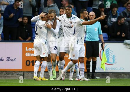 Birkenhead, Großbritannien. 24. August 2022. Elliott Nevitt von Tranmere Rovers (2. von links) feiert mit seinen Teamkollegen, nachdem er seinem Team 1. Tor erzielt hat. EFL Carabao Cup round 2 match, Tranmere Rovers gegen Newcastle Utd im Prenton Park in Birkenhead, The Wirral am Mittwoch, 24.. August 2022. Dieses Bild darf nur für redaktionelle Zwecke verwendet werden. Nur zur redaktionellen Verwendung, Lizenz für kommerzielle Nutzung erforderlich. Keine Verwendung in Wetten, Spielen oder einem einzigen Club / Liga / Spieler Publikationen. PIC von Chris Stading / Andrew Orchard Sport Fotografie / Alamy Live News Kredit: Andrew Orchard Sport Fotografie / Alamy Live News Stockfoto