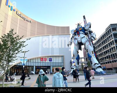 Der große, lebensgroße Gundam-Roboter in Lalaport Fukuoka, Japan Stockfoto