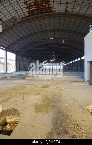 Alte verlassene und verfallende Fabrik, jetzt ist alles durch Rost korrodiert und die Zeit zersetzt alles Stockfoto