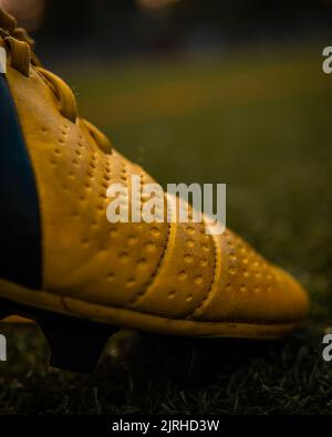 Nahaufnahme eines gelben Nike CTR360 Maestri Fußballschuhs auf dem Spielfeld auf den Wilson Playfields, Kent Stockfoto