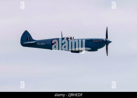 Eastbourne, East Sussex, Großbritannien... 20. August 2022. Mit der Supermarine Spitfire, die Gelder für das NHS Spitfire-Projekt auf der jährlichen Eastbourne Airshow vom Strand in Eastbourne aus einsammeln. 20.. August 2022. Credit David Smith/Alamy Live News Stockfoto