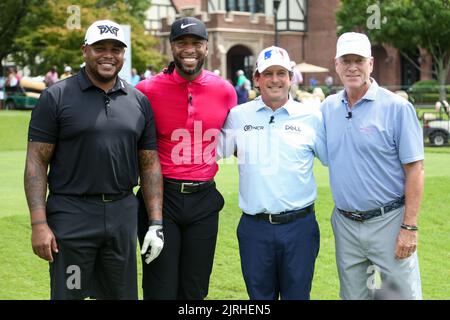 Atlanta, Georgia, USA. 12. August 2022. ATLANTA - AUG 24: (L-R) Andruw Jones, Larry Fitzgerald, Billy Andrade und Tom Glavine posieren für ein Foto auf dem 10. T-Shirt während der TOUR Championship Charity Challenge im East Lake Golf Club am 24. August 2022 in Atlanta, Georgia. (Bild: © Debby Wong/ZUMA Press Wire) Stockfoto