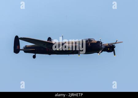 Eastbourne, East Sussex, Großbritannien. Mit dem Gedenkflug „Battle of Britain“ mit dem Lancaster-Bomber. Der Vorbeiflug bei der jährlichen Eastbourne International Airshow vom Strand in Eastbourne aus gesehen. 20.. August 2022. Credit David Smith/Alamy Live News Stockfoto