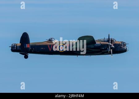 Eastbourne, East Sussex, Großbritannien. Mit dem Gedenkflug „Battle of Britain“ mit dem Lancaster-Bomber. Der Vorbeiflug bei der jährlichen Eastbourne International Airshow vom Strand in Eastbourne aus gesehen. 20.. August 2022. Credit David Smith/Alamy Live News Stockfoto