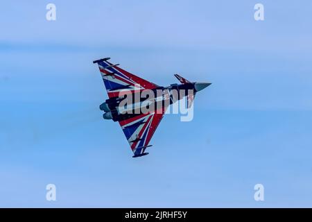 Eastbourne, East Sussex, Großbritannien. Mit dem RAF Typhoon auf der jährlichen Eastbourne Airshow vom Strand in Eastbourne aus gesehen. 20.. August 2022. Credit David Smith/Alamy Live News Stockfoto